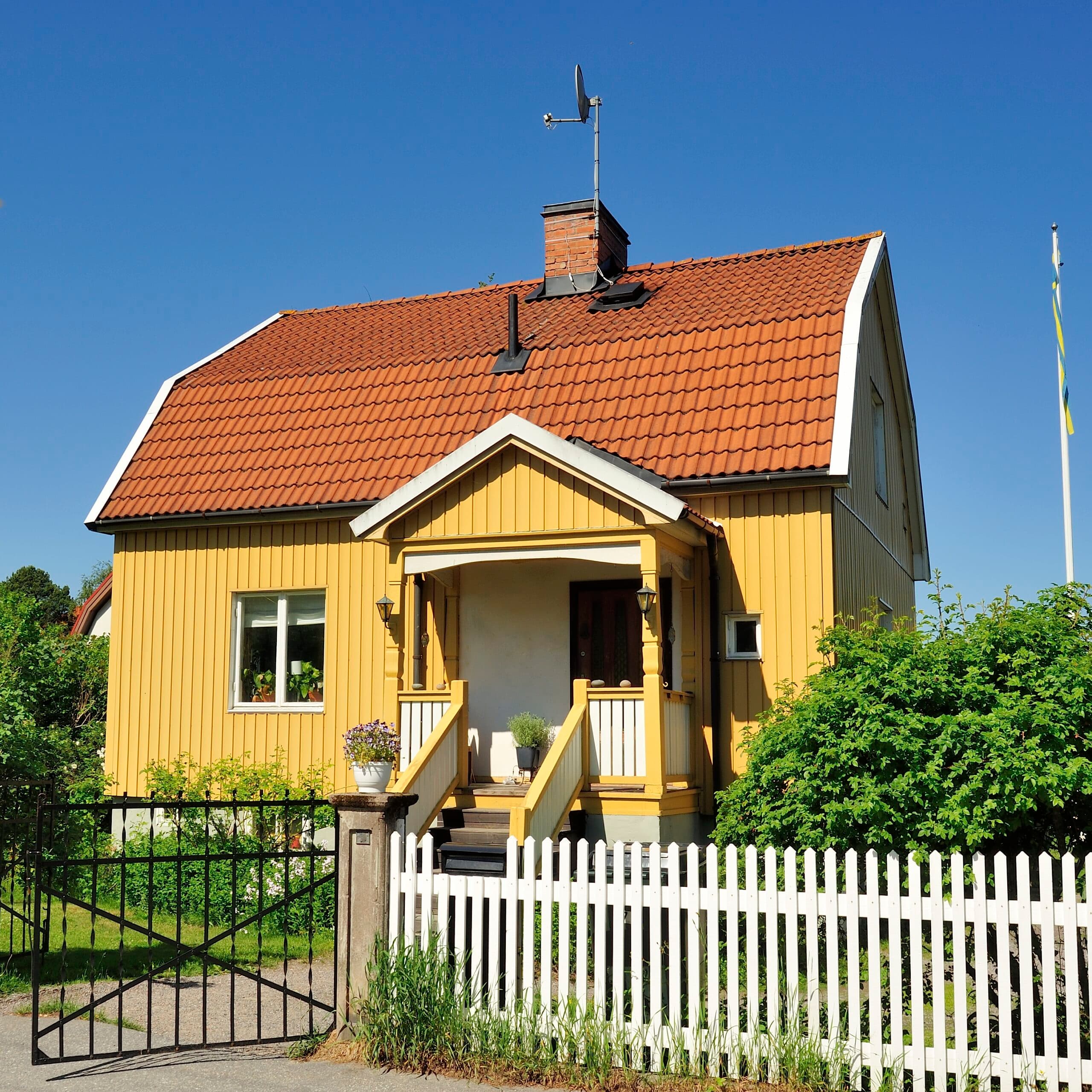 Bild av hus, använd som illustration i en artikel om mäklararvode i Stockholm